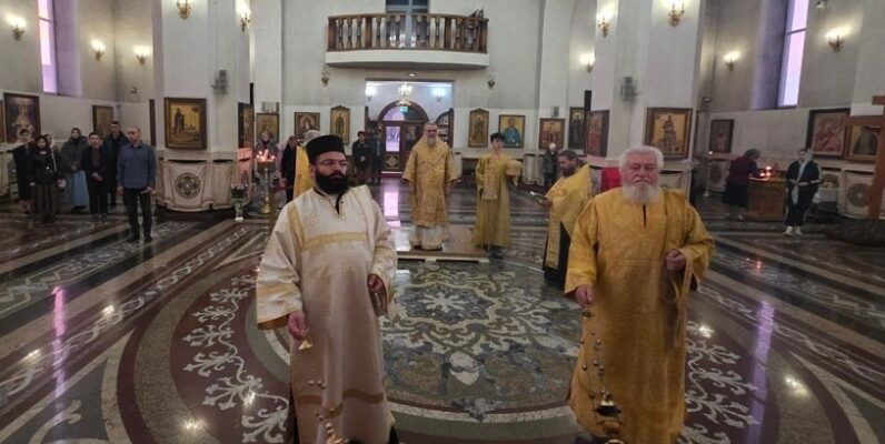 Епископ Николай возглавил вечерню с чтением акафиста