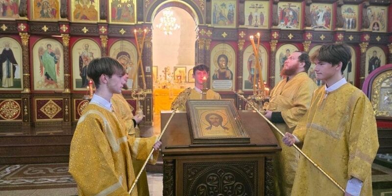 Епископ Николай возглавил вечернее богослужение с чтением акафиста Иисусу Сладчайшему