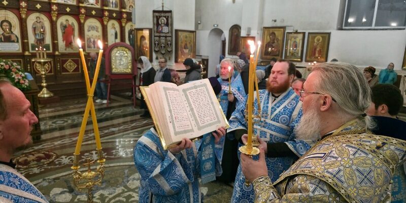 Епископ Николай совершил Всенощное бдение накануне праздника Введения во храм Пресвятой Богородицы