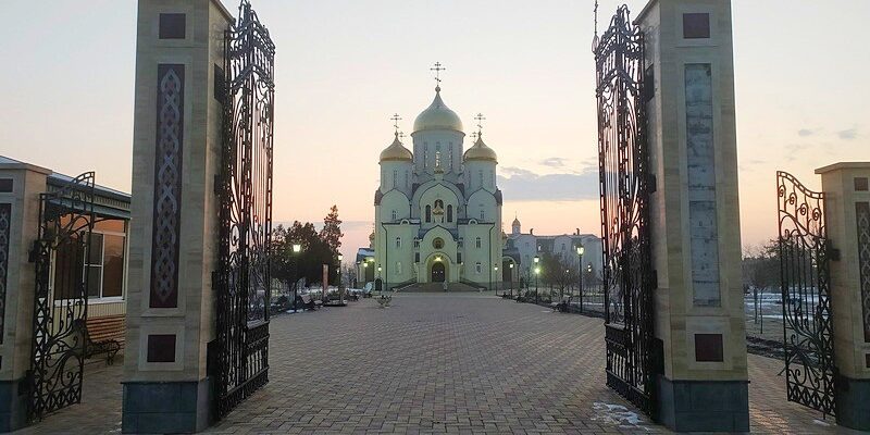 В Рождественский сочельник епископ Николай совершил Литургию в Георгиевском соборе