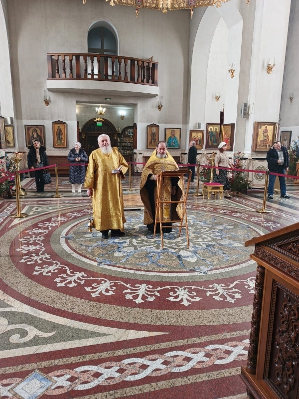 Священник совершил молебен с чтением акафиста в Георгиевском Кафедральном Соборе 1 Священник совершил молебен с чтением акафиста в Георгиевском Кафедральном Соборе 1