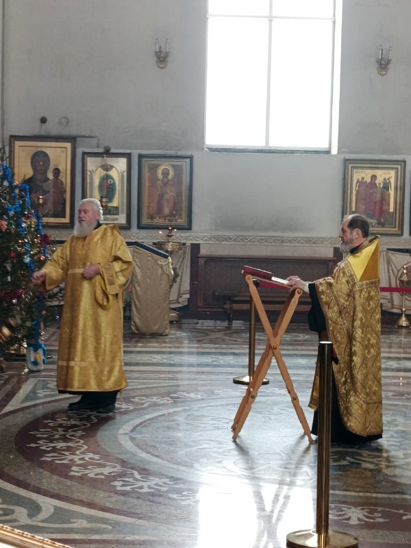 Священник совершил молебен с чтением акафиста в Георгиевском Кафедральном Соборе 2 Священник совершил молебен с чтением акафиста в Георгиевском Кафедральном Соборе 2