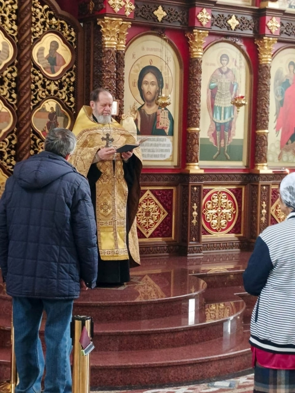 Священник совершил молебен с чтением акафиста в Георгиевском Кафедральном Соборе 3 Священник совершил молебен с чтением акафиста в Георгиевском Кафедральном Соборе 3