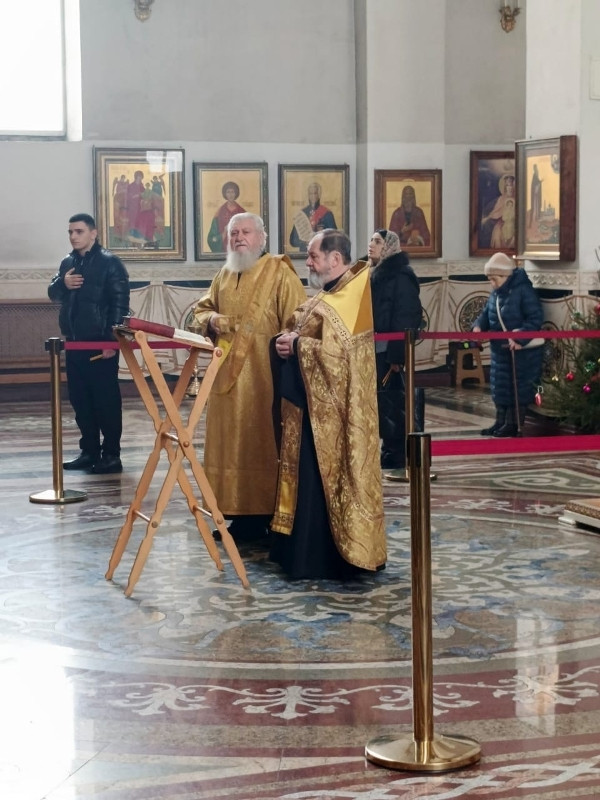Священник совершил молебен с чтением акафиста в Георгиевском Кафедральном Соборе 4 Священник совершил молебен с чтением акафиста в Георгиевском Кафедральном Соборе 4