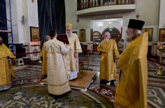 В день перенесения мощей святителя Иоанна Златоуста епископ Николай совершил Литургию В день перенесения мощей святителя Иоанна Златоуста епископ Николай совершил Литургию