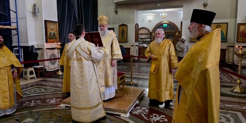 В день перенесения мощей святителя Иоанна Златоуста епископ Николай совершил Литургию