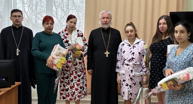 Священники посетили родильное отделение больницы