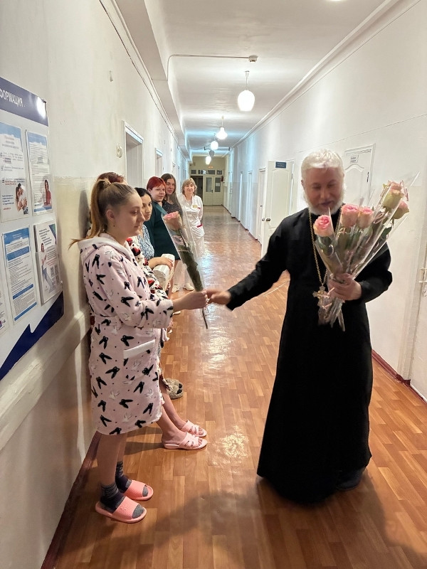 Священники посетили родильное отделение больницы