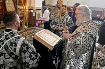 Епископ Николай совершил утреню Великого Пятка с чтением двенадцати Страстных Евангелий