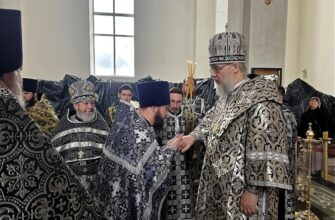 Епископ Николай возглавил богослужения Великой среды и возложил на клириков Епархии богослужебные награды