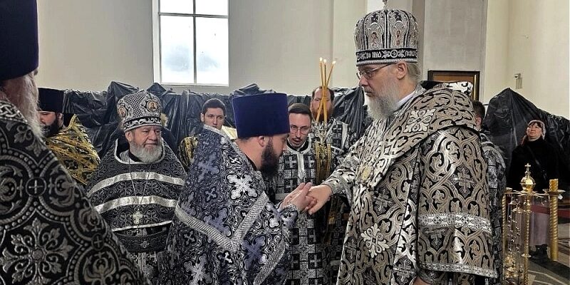 Епископ Николай возглавил богослужения Великой среды и возложил на клириков Епархии богослужебные награды