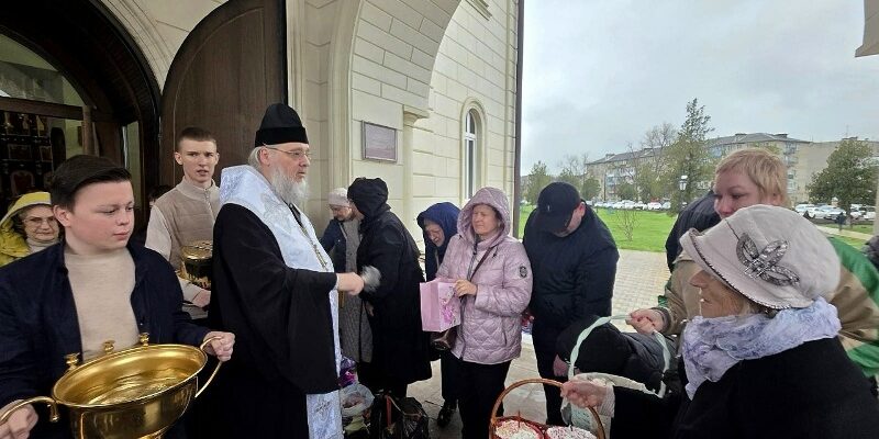 Епископ Георгиевский и Прасковейский Николай совершил освящение пасхальных куличей и яств