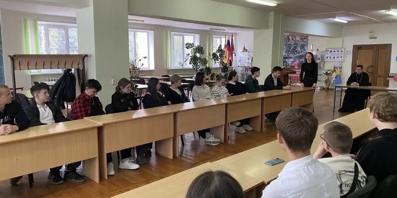 Священник провел встречу с учащимися Георгиевского колледжа