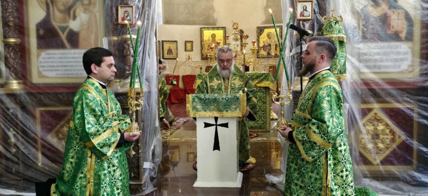 В День Святой Троицы (Пятидесятницы) Владыка Николай совершил Божественную литургию