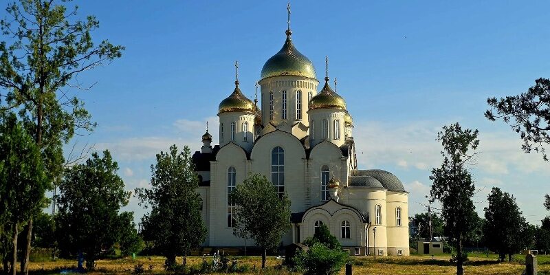 В день памяти иконы Божией Матери «Достойно есть» епископ Николай совершил Божественную литургию