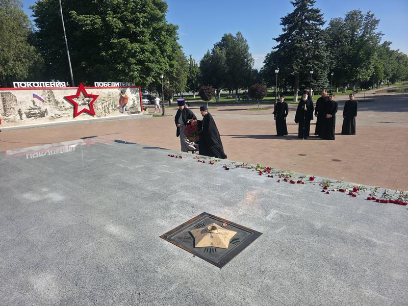 Епископ Николай возложил цветы к воинским мемориалам 2 Епископ Николай возложил цветы к воинским мемориалам 2