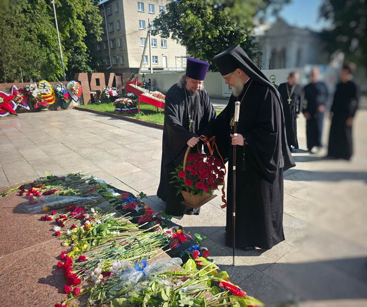 Епископ Николай возложил цветы к воинским мемориалам 3 Епископ Николай возложил цветы к воинским мемориалам 3