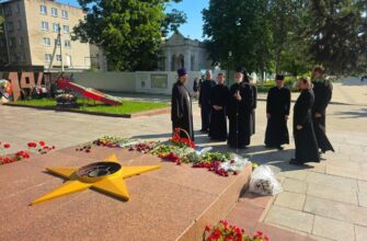 Епископ Николай возложил цветы к воинским мемориалам