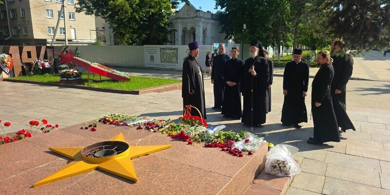 Епископ Николай возложил цветы к воинским мемориалам