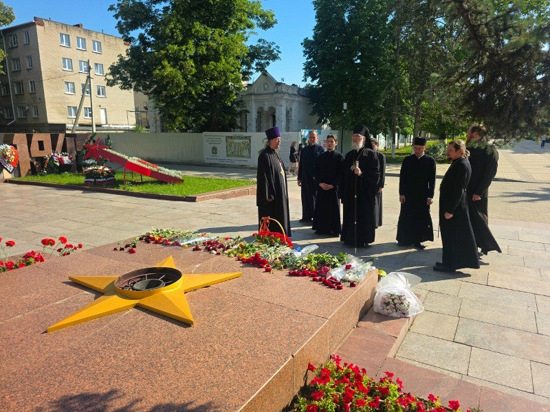 Епископ Николай возложил цветы к воинским мемориалам 5 Епископ Николай возложил цветы к воинским мемориалам 5