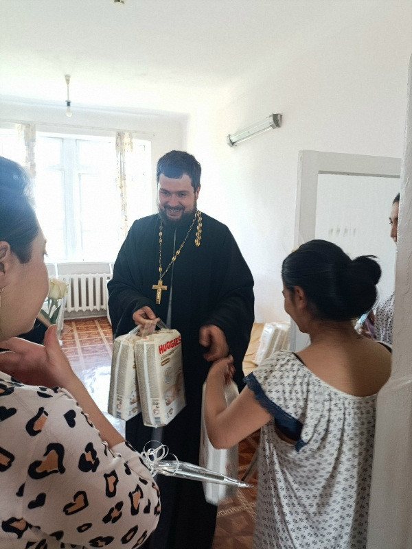 Священник посетил родильное отделение Георгиевской больницы 1 Священник посетил родильное отделение Георгиевской больницы 1