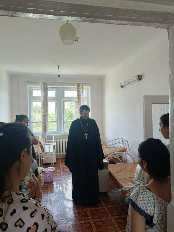 Священник посетил родильное отделение Георгиевской больницы 4 Священник посетил родильное отделение Георгиевской больницы 4
