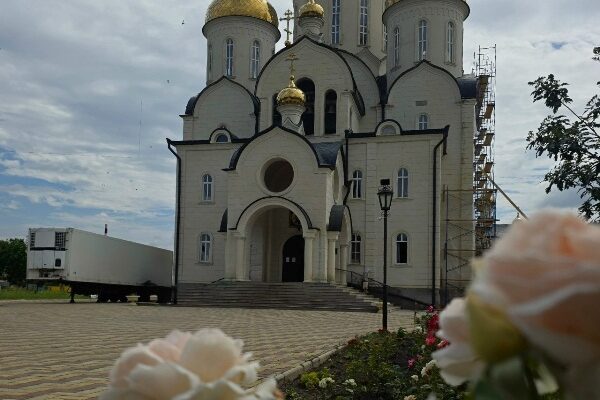 В день Рождества Иоанна Предтечи епископ Николай совершил Божественную литургию в Георгиевском соборе
