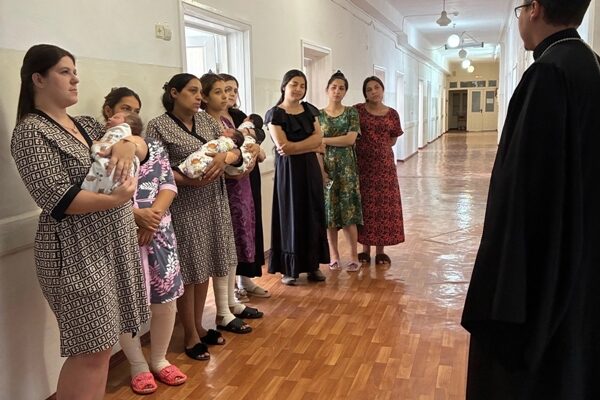 Священник посетил родильное отделение Георгиевской больницы