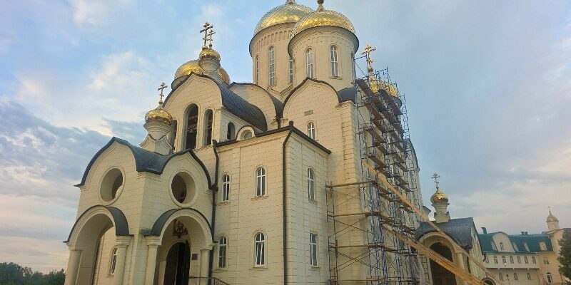 В канун Преображения Господня епископ Николай возглавил всенощное бдение в Георгиевском соборе