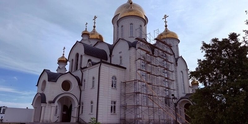 В день перенесения мощей преподобных Зосимы, Савватия и Германа Соловецких, епископ Николай возглавил Божественную литургию