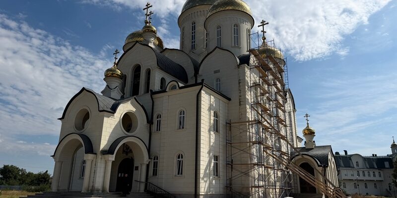 В день отдания праздника Успения Пресвятой Богородицы епископ Николай возглавил Литургию в Георгиевском соборе Георгиевска