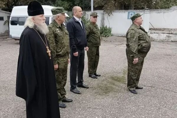 Священник благословил призывников Священник благословил призывников