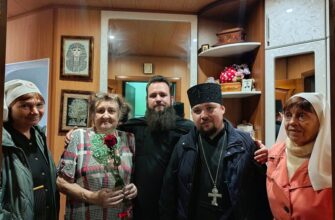 Священнослужители совместно с сестрами милосердия и православной молодежью поздравили учителей